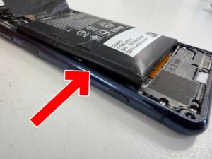 バッテリーがパンパンに膨らんでいるエクスペリア5II