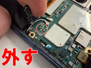基板からバッテリーコネクタを外した電池パック交換修理中のエクスペリア5Ⅱ