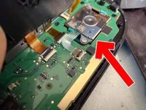 Switch2用ジョイコンのスティックを固定したプラスネジを外している