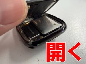 画面を開いて分解したリチウムイオンバッテリー交換修理中のAppleWatch Series7