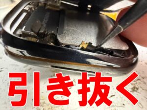バッテリーコネクタを引き抜いたバッテリー交換修理中のアップルウォッチシリーズ７ 41mm