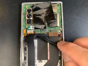 基板上のコネクタを外している電池交換修理中のarrowsNX9(F-52A)