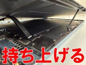 フロントパネルを持ち上げて分解した液晶交換修理中の13インチiPadAir M3