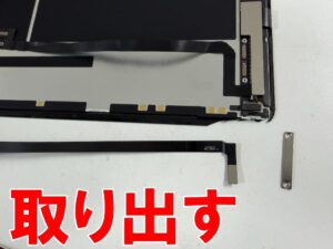 液晶画面と画面パーツを接続したケーブルを取り出したフロントパネル交換修理中のiPad Air 13インチ(M3)