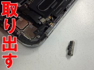 陥没していたスリープボタンを本体フレームから取り出したiPad Pro11 第3世代