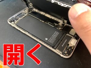 液晶画面を開いて分解したリアカメラ交換修理中のiPhone SE 第3世代