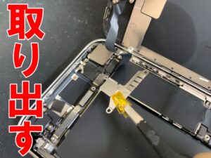 バックカメラパーツコネクタを固定した銀板を取り出した外側カメラパーツ交換修理中のiPhoneSE第3世代