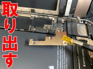 液晶画面コネクタを固定した銀板を取り出したメインカメラ交換修理中のiPhone SE3