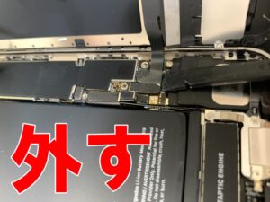 液晶画面コネクタを基板から外している外カメラ交換修理中のiPhoneSE 第3世代