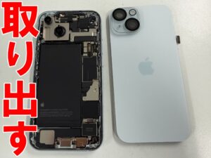 基板からバッテリーを取り出したiPhone15