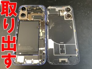 基板から背面パネルを取り出した水濡れ修理中のiPhone16