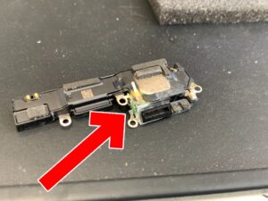 本体内部のパーツが腐食している水没後のiPhone16