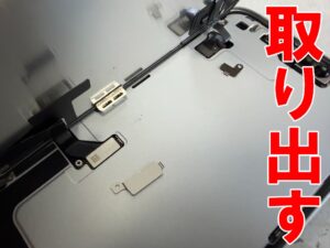 画面パーツコネクタを固定した銀板を取り出したフロントパネル修理中のiPhone 16e