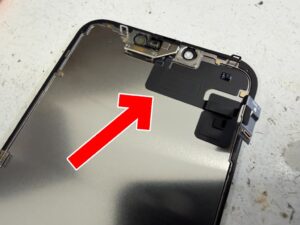 画面内側にフロントセンサーが接着されているiPhone16e