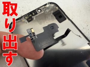 フロントセンサーを取り出した画面交換修理中のiPhone16e
