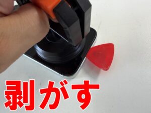 吸盤でフロントパネルを持ち上げている有機ELディスプレイ交換修理中のiPhone17Pro