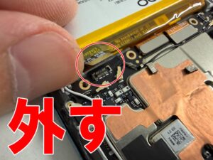 基板からバッテリーコネクタを外したバッテリー交換修理中のReno5A