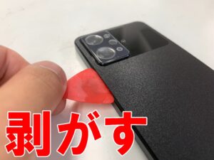 バックパネルを剥がして分解している電池交換修理中のOPPO Reno9A