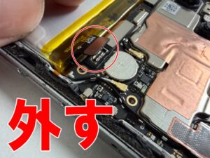 基板からバッテリーコネクタを外した画面修理中のOPPO Reno9A