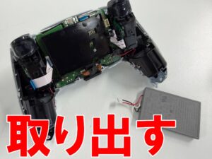 基板からバッテリーを取り出したボタン修理中のPlayStation5 Dual Sense