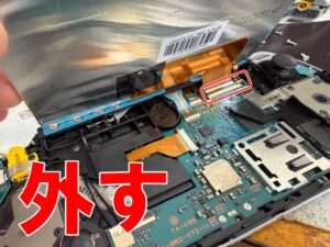 基板からケーブルを引き抜いている画面交換中のPSP-3000