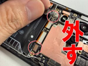 基板からバッテリーコネクタを外した画面修理中のXiaomi 13T Pro