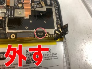 基板からバッテリーコネクタを外した電池交換修理中のXiaomi Redmi12 5G