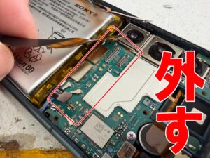 基板からコネクタ類を外した電源ボタン交換修理中のXperia5 ⅳ