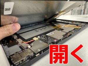画面を開いて分解したUSB充電端子交換修理中のBlackviewタブレット