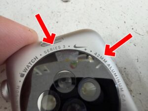 背面パネルに機種名やサイズが記載されている電池交換ご所望のApple Watch3 42mm