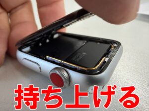 画面を開いて分解したリチウムイオンバッテリー交換修理中のAppleWatch3 42mm