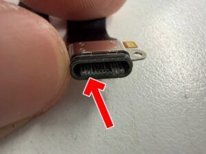 Type-C USB充電コネクタが腐食しているAQUOS sense8