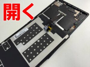 液晶画面を開いて分解したリチウムイオンバッテリー交換修理中のd-52C