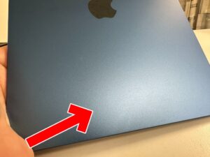 背面パネルに何も刻印されていないiPad(A16)