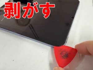 フロントパネルを本体フレームから剥がしているスリープボタン修理中のiPadmini第6世代