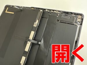 画面を開いて分解した電源ボタン修理中のiPad Pro 12.9インチ 第5世代