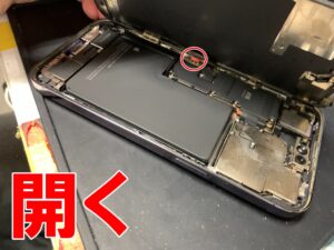本体内部の水没反応シールが赤く反応しているiPhone14 Pro