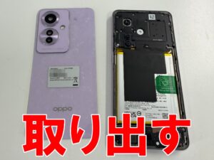 バックパネルを取り出したバッテリー交換修理中のReno11 A
