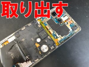 基板を覆ったプラスチックパーツを取り出した画面修理中のXperia10VII