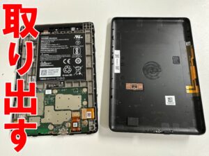 背面パネルを取り出した電池交換中のKindle Paperwhite 第10世代