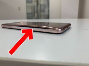 背面パネルを剥がれて持ち上がっているバッテリー交換修理前のLG style2 L-01L