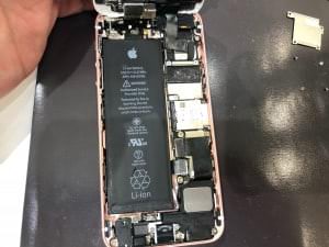 洗剤まみれのiPhone修理後①