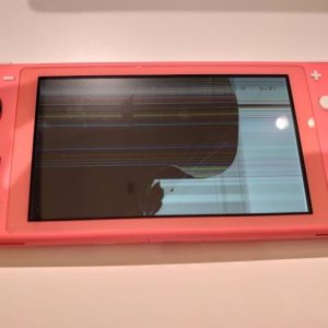 Nintendo Switch画面に線が入る症状の修理代は？Switch液晶交換 