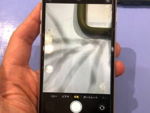 iPhone SE2カメラに黒い線