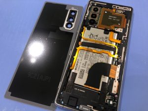 Xperia 5バッテリー交換作業中