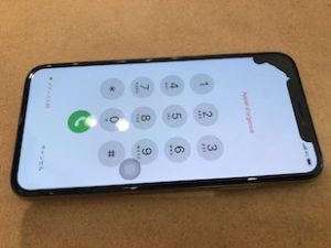 iPhone XS画面上部に黒いシミ