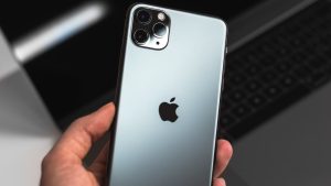 iPhone 11 シリーズの背面カメラ修理費用を徹底解説！安く修理する方法は？
