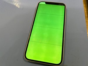 iPhone 12 画面が緑色になってしまった修理