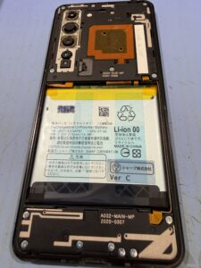 AQUOS R5G 分解背面パネルを外した画像