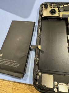 iPhone 14 バッテリー交換中